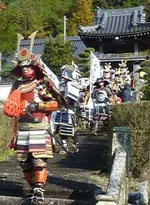 松雲寺を出発する武者たち