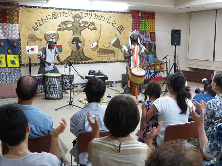 アフリカ音楽を楽しむ観客たち