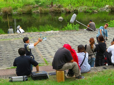 撮影する大学生たち