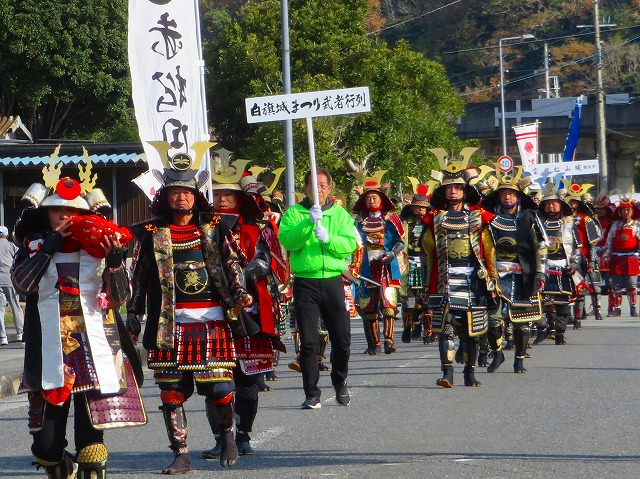 勇壮に武者行列