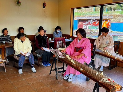 �Չ��t�ɂ��킹�ĉ̂��Q���҂���