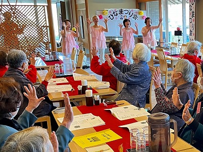 �u�n�~���O�E���[�v�̃A�g���N�V�������y���ގQ����